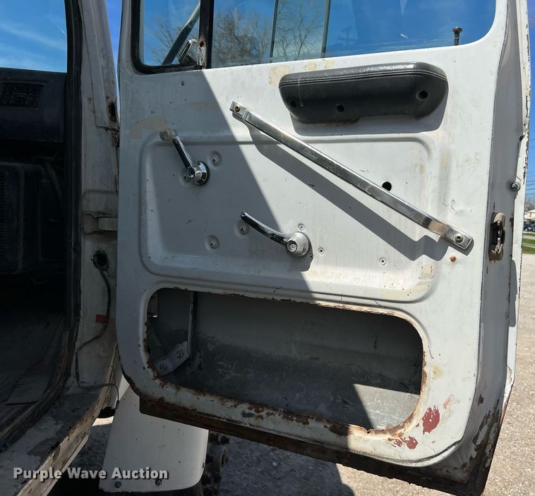 image for item LI9581 1987 Ford LT9000  water truck