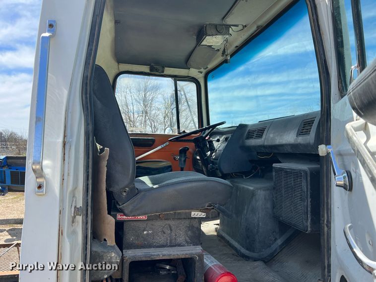 image for item LI9581 1987 Ford LT9000  water truck