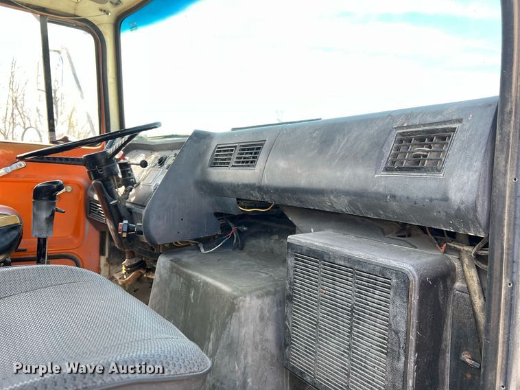 image for item LI9581 1987 Ford LT9000  water truck