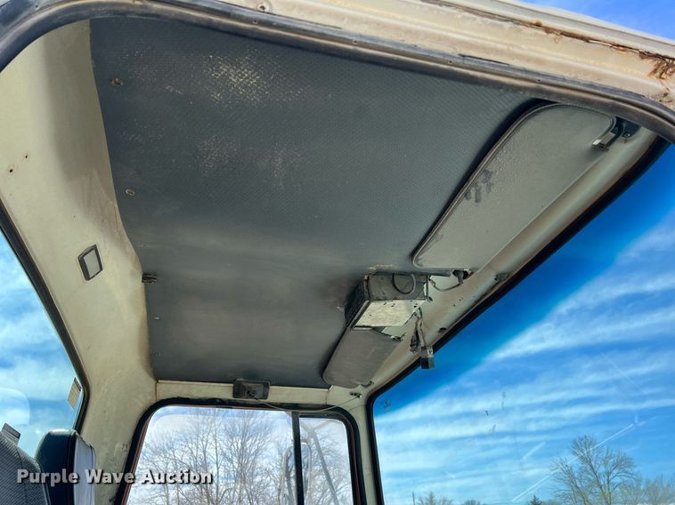 image for item LI9581 1987 Ford LT9000  water truck