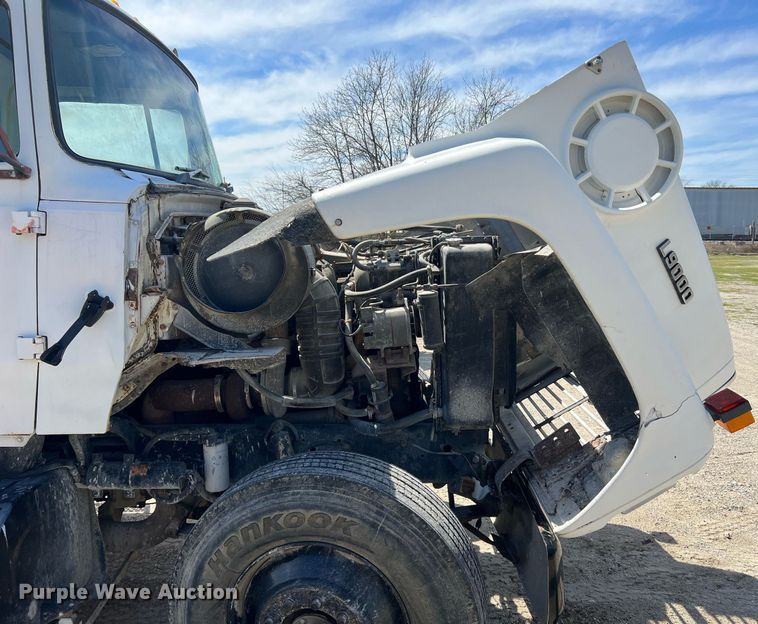 image for item LI9581 1987 Ford LT9000  water truck