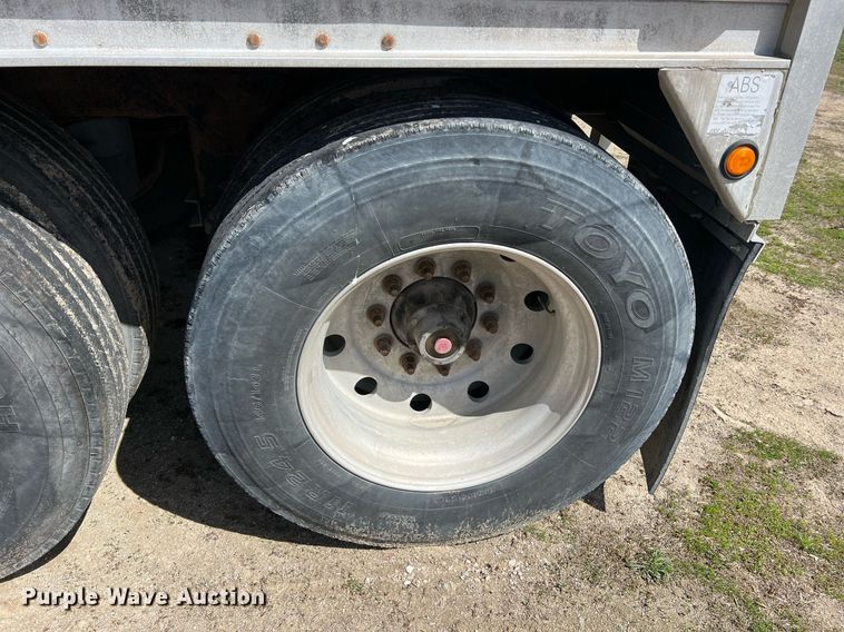 image for item LI9582 2003 Wilson DWH-500B  grain trailer