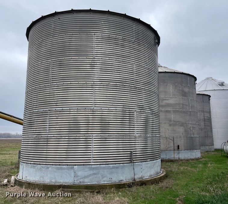 image for item LJ9607 (3) grain bins
