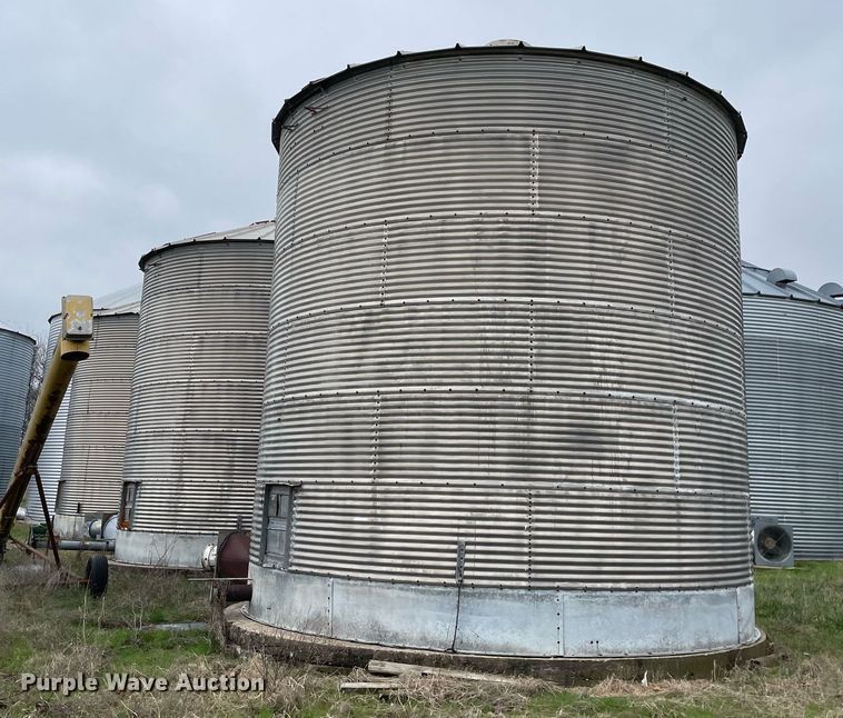 image for item LJ9607 (3) grain bins