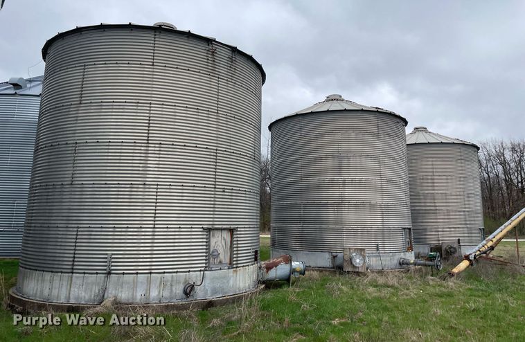 image for item LJ9607 (3) grain bins