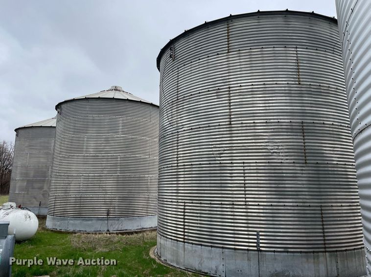 image for item LJ9607 (3) grain bins