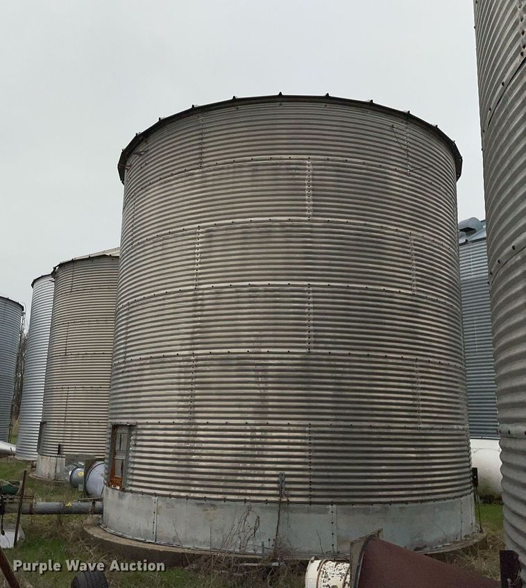 image for item LJ9607 (3) grain bins