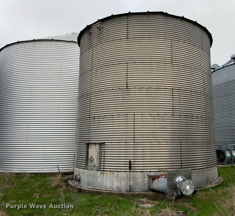 image for item LJ9607 (3) grain bins