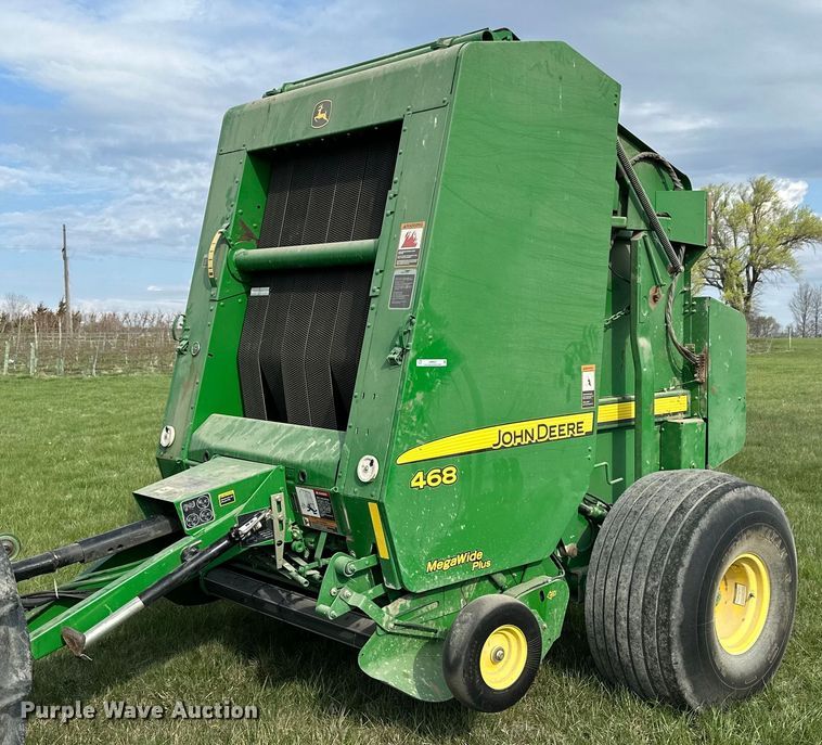 image for item LN9407 2008 John Deere 468  round baler