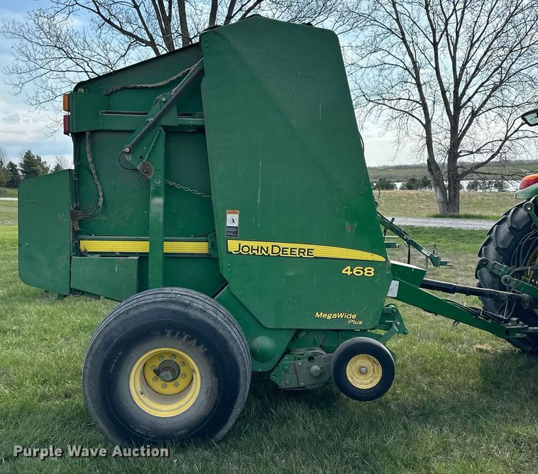 image for item LN9407 2008 John Deere 468  round baler