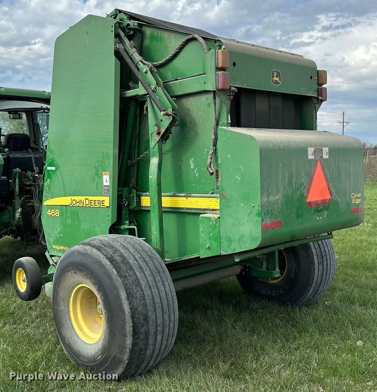 image for item LN9407 2008 John Deere 468  round baler