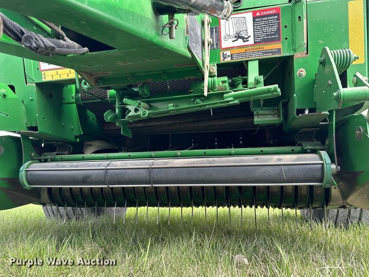 image for item LN9407 2008 John Deere 468  round baler