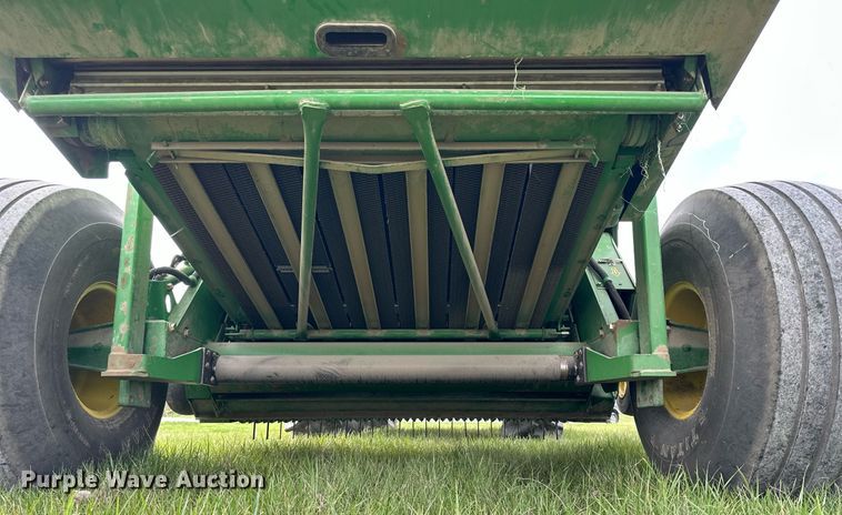 image for item LN9407 2008 John Deere 468  round baler