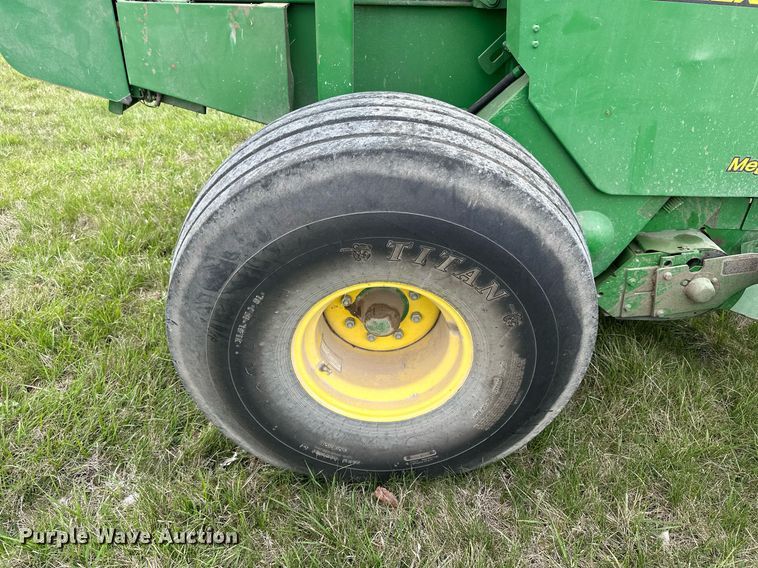 image for item LN9407 2008 John Deere 468  round baler