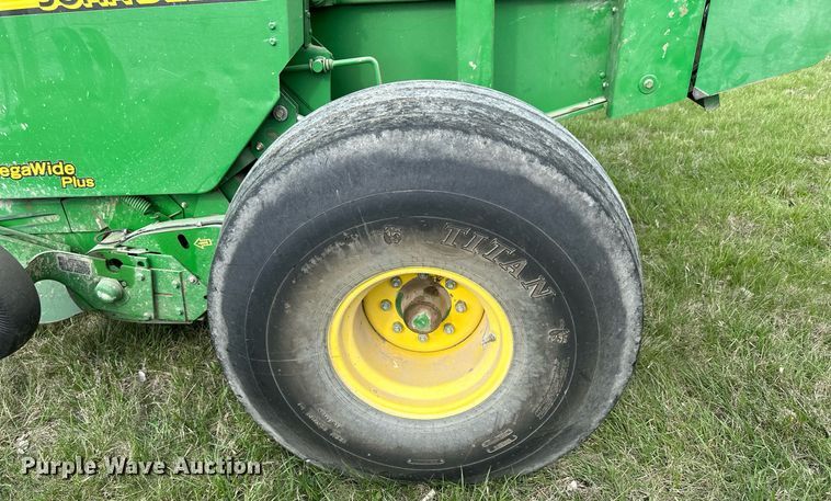 image for item LN9407 2008 John Deere 468  round baler