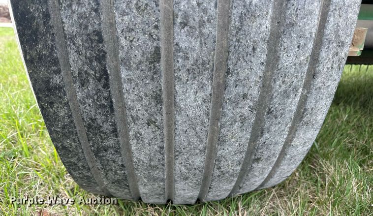 image for item LN9407 2008 John Deere 468  round baler