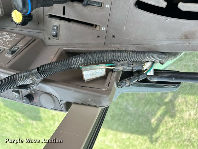 image for item LN9407 2008 John Deere 468  round baler