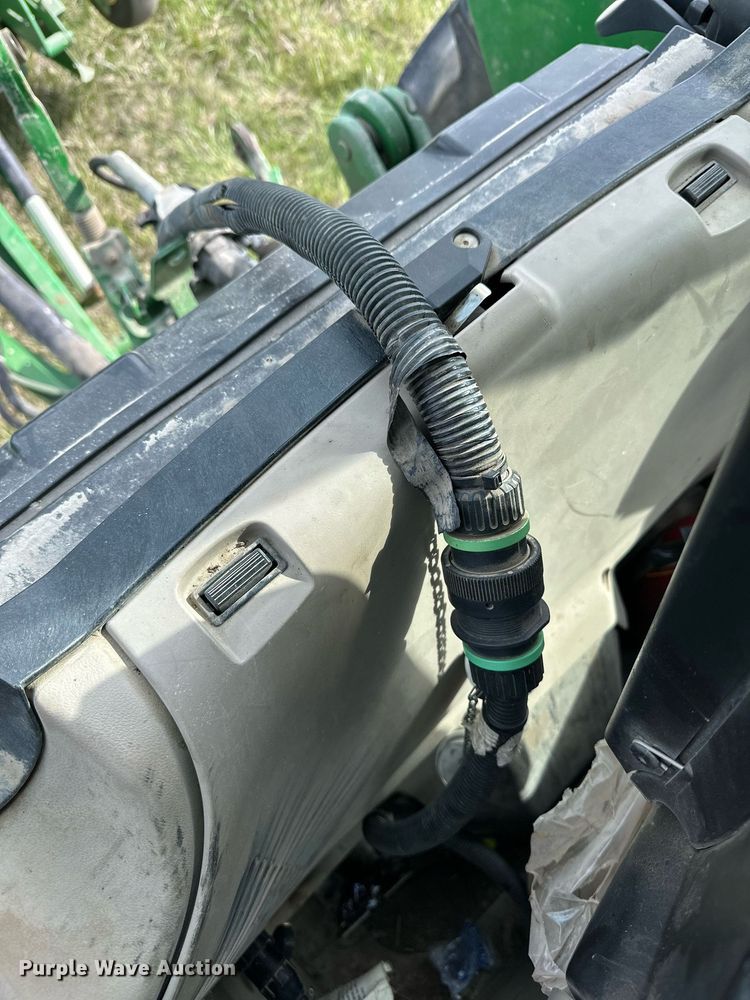 image for item LN9407 2008 John Deere 468  round baler