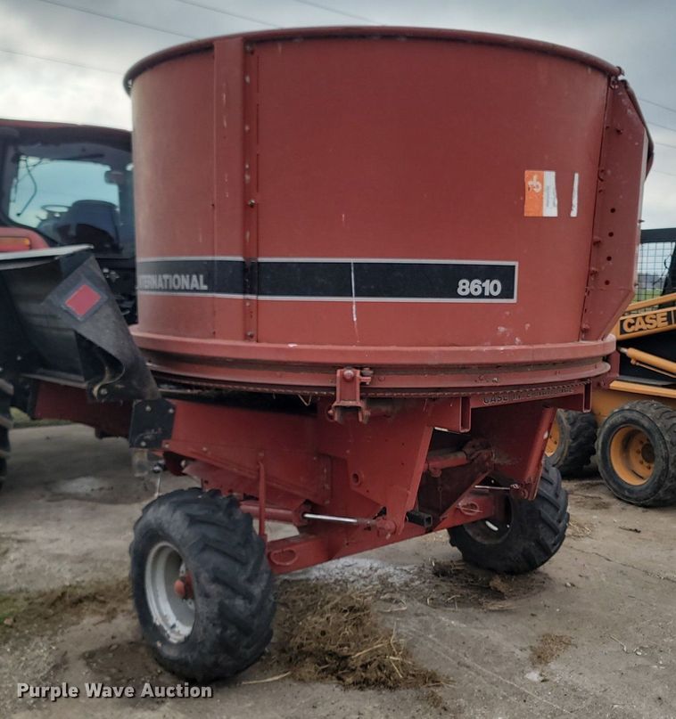 image for item MB9888 Case IH 8610  bale processor