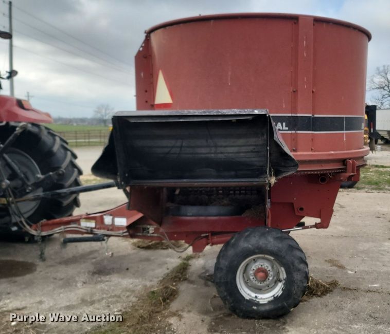 image for item MB9888 Case IH 8610  bale processor