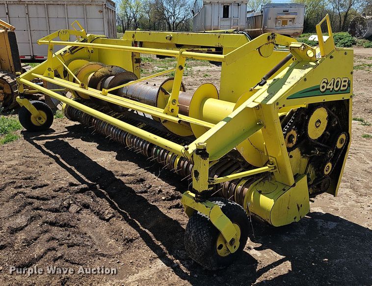 image for item MB9965 John Deere 640B  pickup head