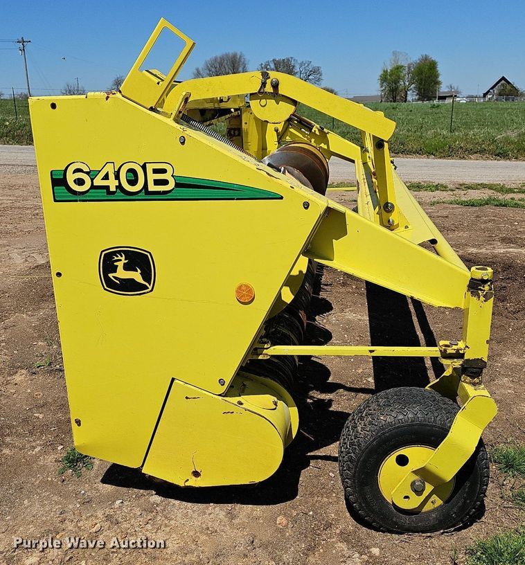 image for item MB9965 John Deere 640B  pickup head