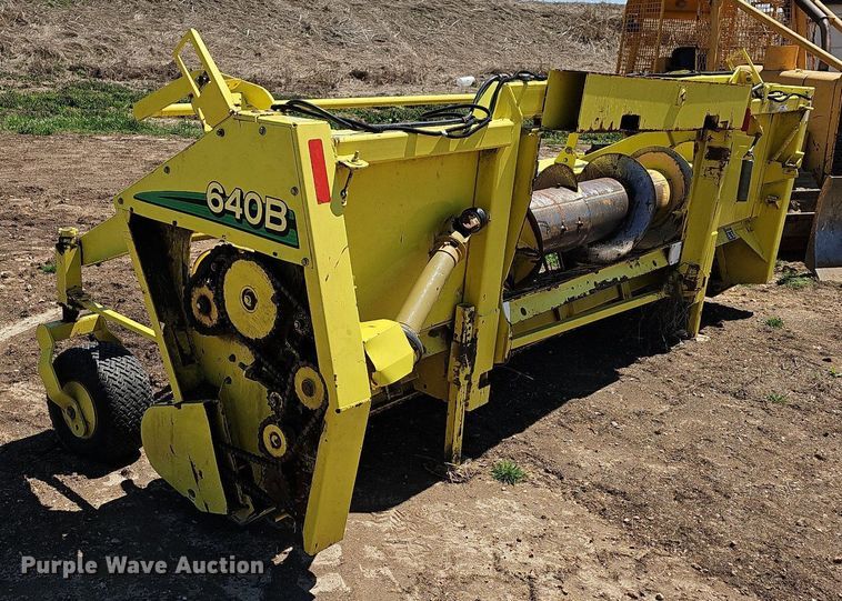 image for item MB9965 John Deere 640B  pickup head