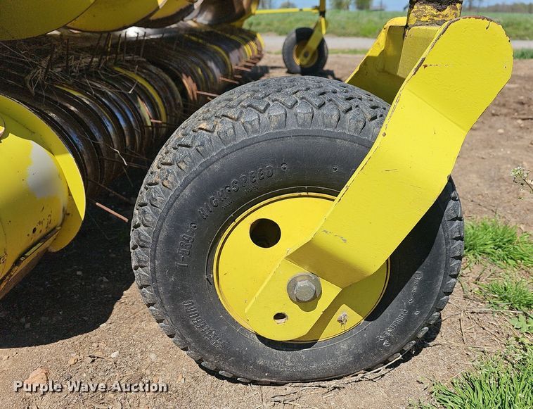 image for item MB9965 John Deere 640B  pickup head