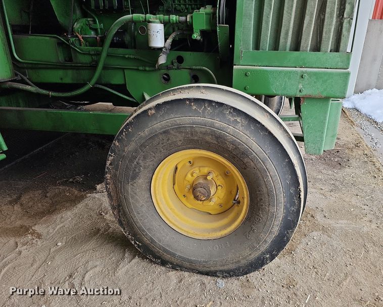 image for item MC9682 1995 John Deere 5400  bunk sweeper