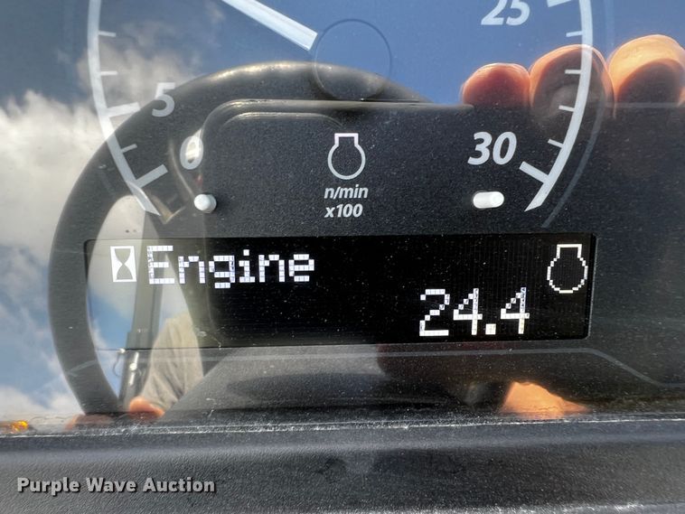 image for item MF9897 John Deere 4066M  MFWD tractor