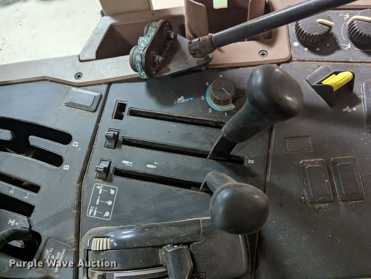 image for item MN9841 1999 John Deere 7210  tractor