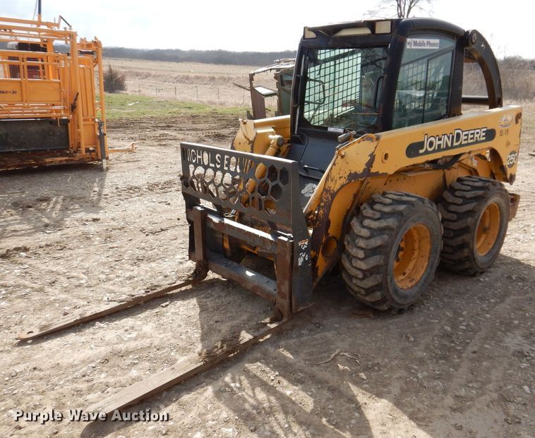 image for item MO9602 2002 John Deere 250  skid steer loader