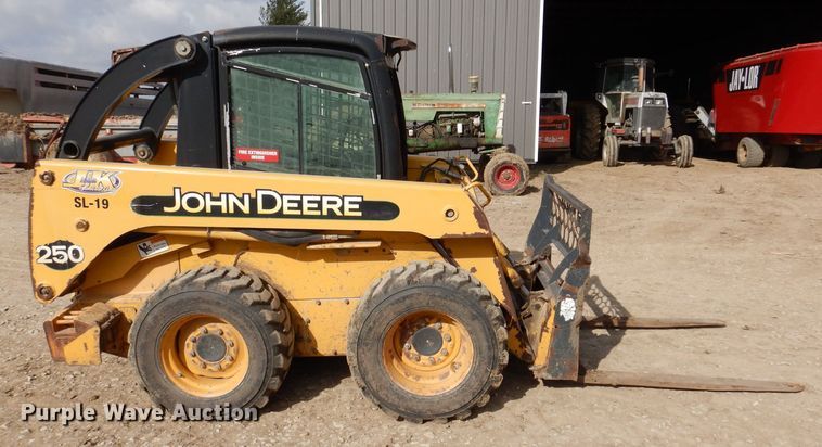 image for item MO9602 2002 John Deere 250  skid steer loader