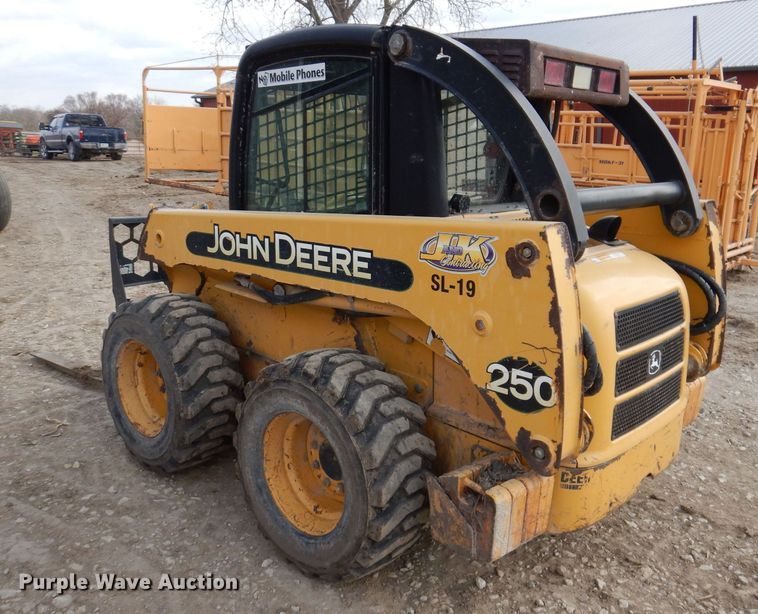 image for item MO9602 2002 John Deere 250  skid steer loader