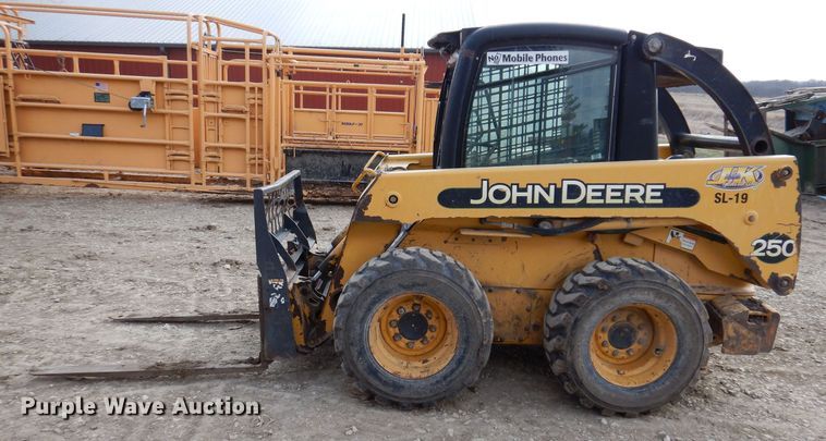 image for item MO9602 2002 John Deere 250  skid steer loader