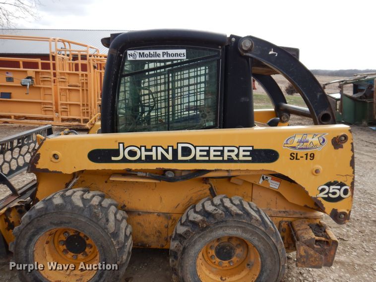 image for item MO9602 2002 John Deere 250  skid steer loader