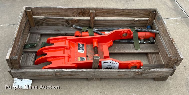 image for item MQ9892 Kubota BT4599  hydraulic thumb