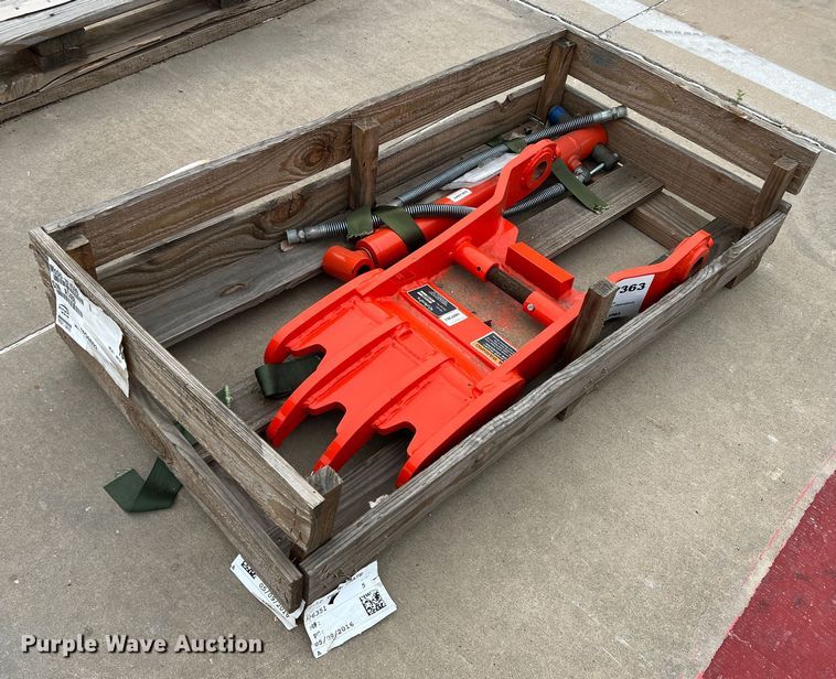 image for item MQ9892 Kubota BT4599  hydraulic thumb