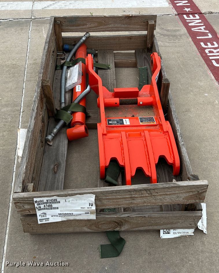 image for item MQ9892 Kubota BT4599  hydraulic thumb