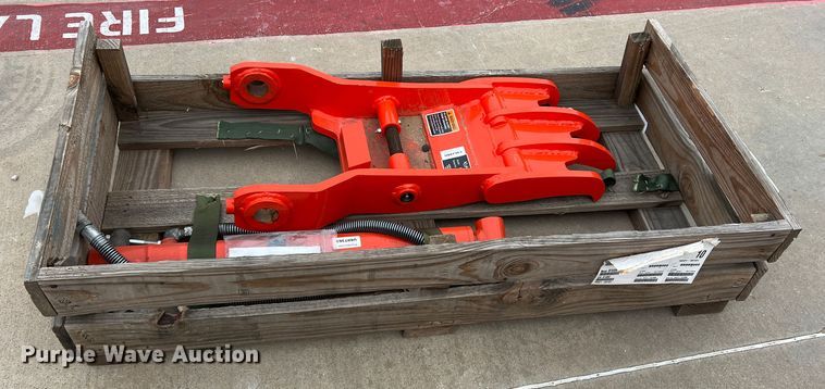 image for item MQ9892 Kubota BT4599  hydraulic thumb