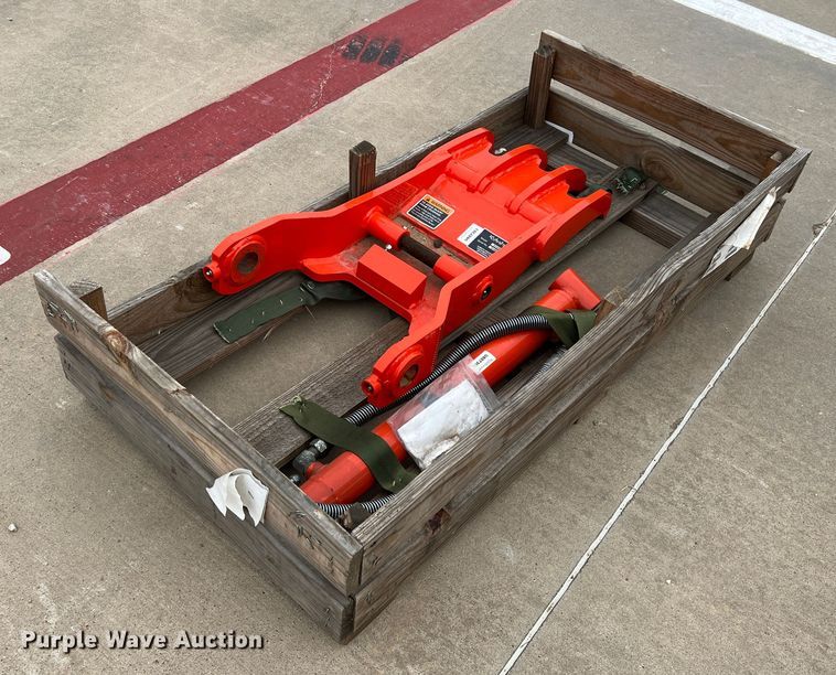 image for item MQ9892 Kubota BT4599  hydraulic thumb