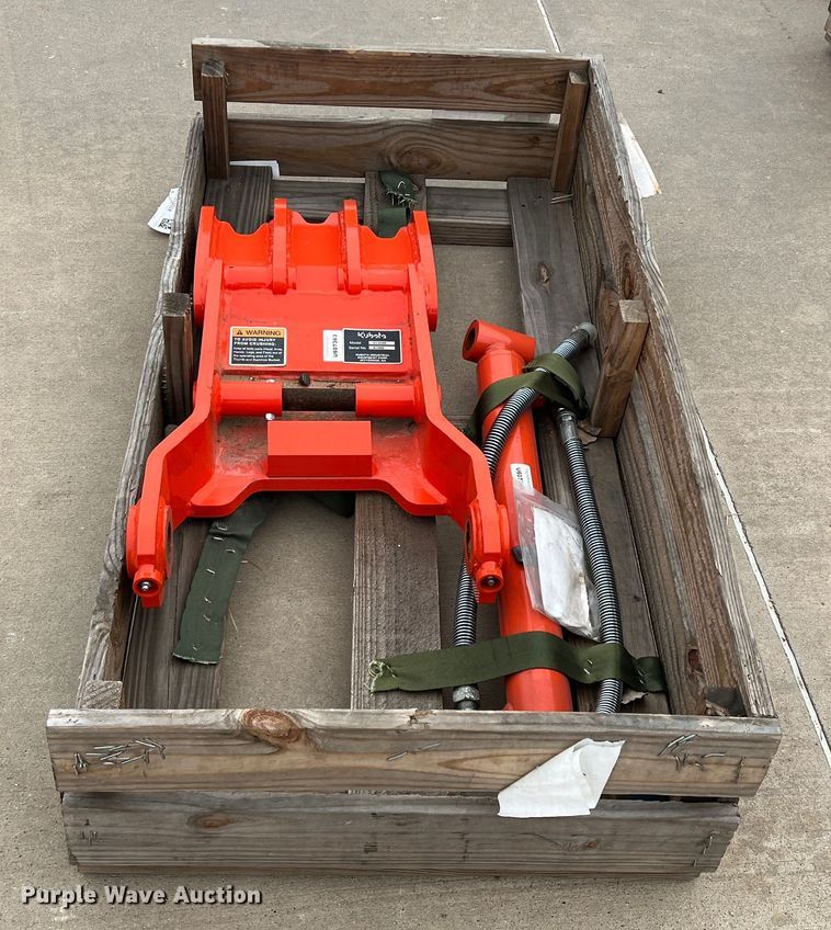 image for item MQ9892 Kubota BT4599  hydraulic thumb
