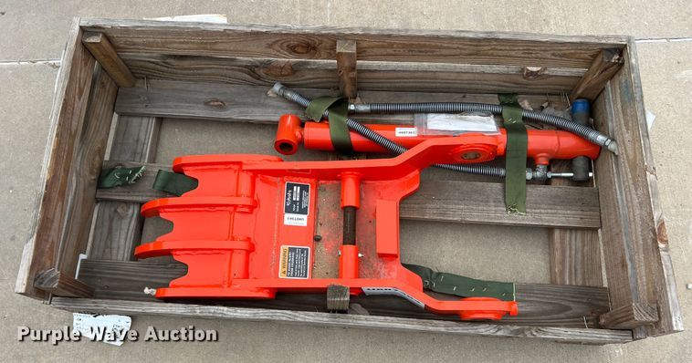 image for item MQ9892 Kubota BT4599  hydraulic thumb