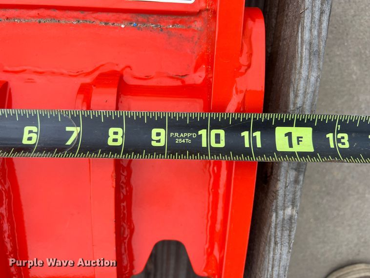 image for item MQ9892 Kubota BT4599  hydraulic thumb