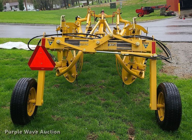 image for item MX9629 2019 Vermeer R2300  hay rake