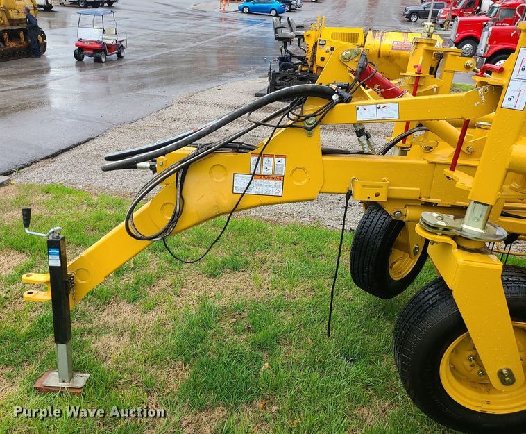 image for item MX9629 2019 Vermeer R2300  hay rake