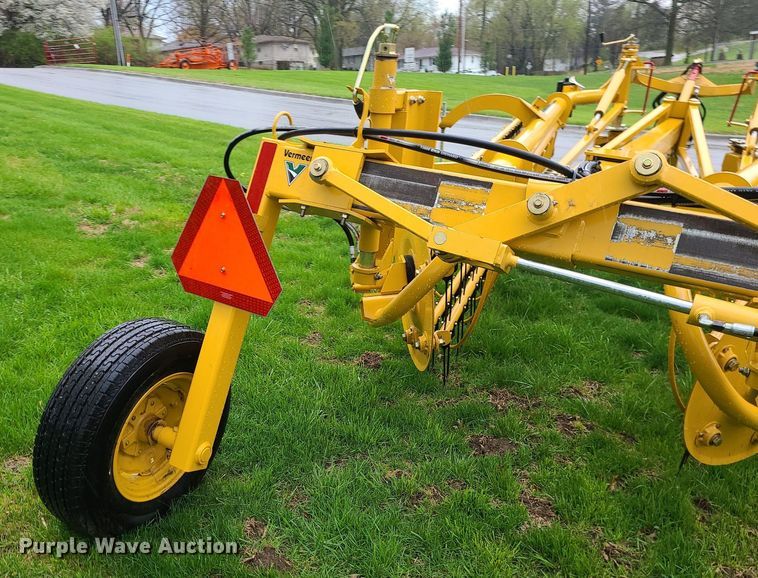 image for item MX9629 2019 Vermeer R2300  hay rake