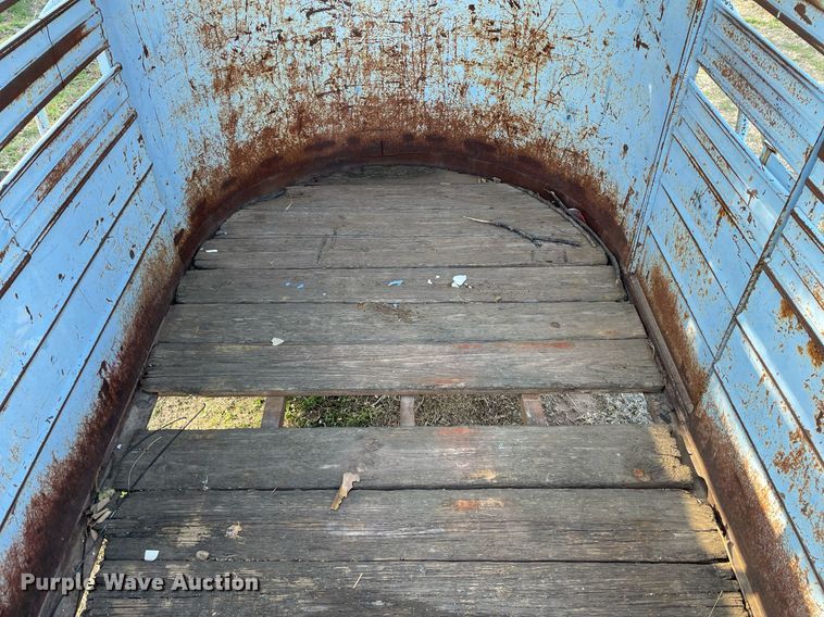 image for item MY9226 1974 W-W  livestock trailer