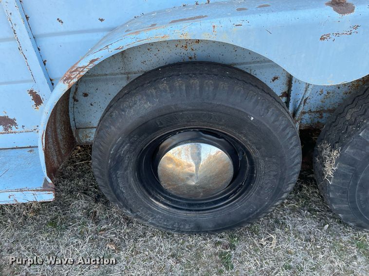 image for item MY9226 1974 W-W  livestock trailer