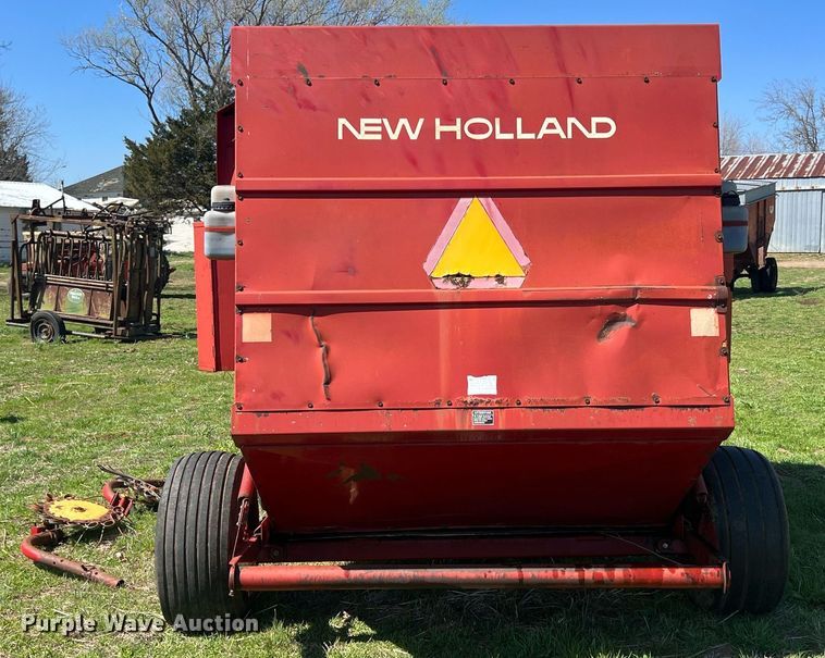 image for item MY9616 1988 New Holland 855  round baler